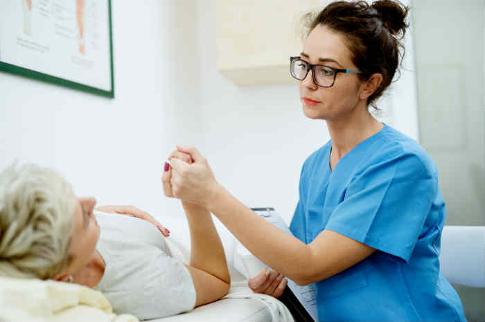 infermiera valuta lo stato di salute di una paziente