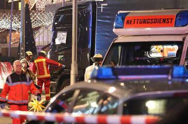 Berlino, strage di Natale: un camion si getta sulla folla al mercatino