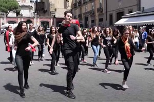 Flash Mob a Napoli contro la violenza di genere