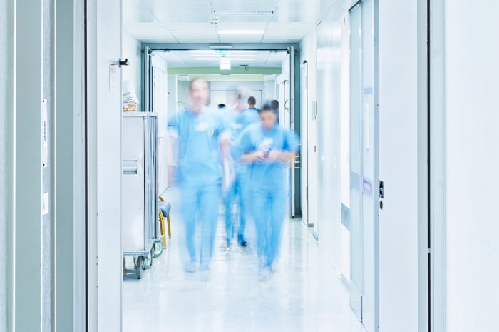 infermieri camminano corridoio