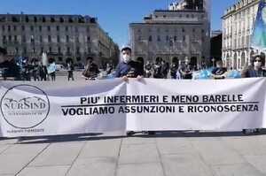 Di nuovo invisibili, infermieri tornano in piazza a Torino