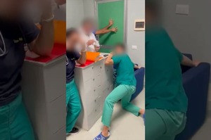 Foggia, medici e infermieri costretti a barricarsi in una stanza