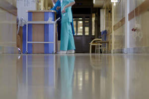 Contro gli infermieri con l'asta della flebo, panico in Ps
