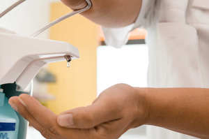 Igiene mani dopo contatto con superfici vicine al paziente