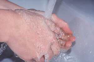 Promuovere l'igiene mani del paziente per prevenire infezioni