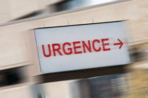 Pugni e calci all'infermiera e alla dottoressa