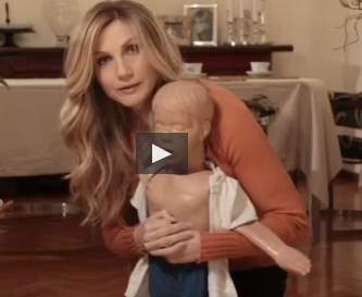 Video. Lorella Cuccarini spiega come salvare un bambino che soffoca