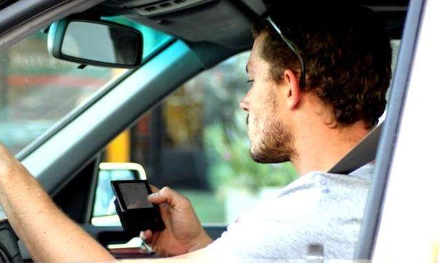 Il 50% dei giovani scrive sms mentre guida