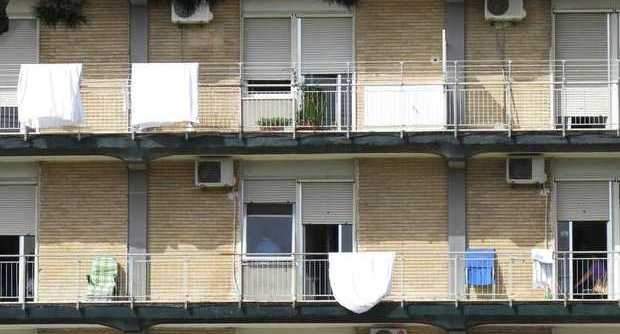 Lenzuola ai balconi, la protesta degli infermieri per la carenza di personale