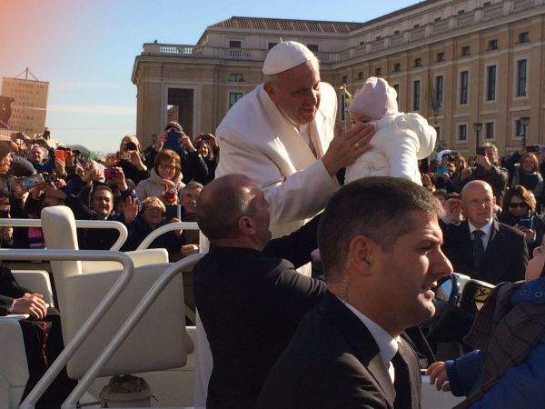 Papa Francesco benedice infermieri e operatori dell'Ospedale di Padre Pio