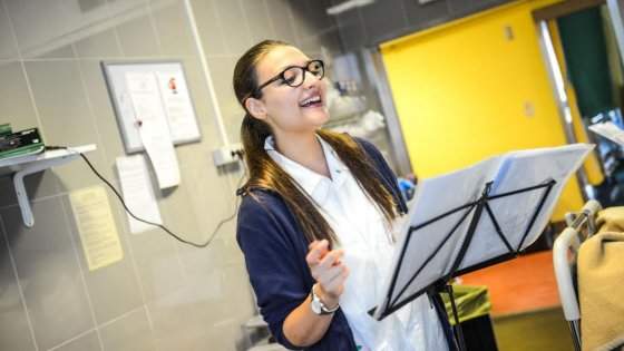 Studentessa Infermiera canta ai pazienti in dialisi: "così in loro rivedo un sorriso"