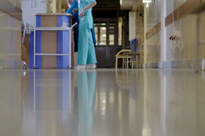 Ladra in corsia bloccata dagli infermieri